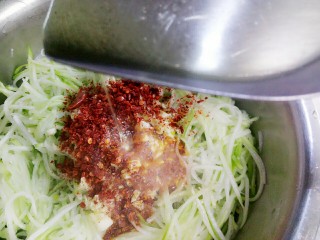 15、凉拌萝卜丝,把热油浇在辣椒上面