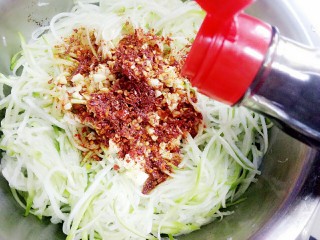 16、凉拌萝卜丝,放味极鲜适量