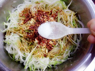 18、凉拌萝卜丝,糖少许