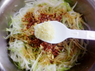 19、凉拌萝卜丝,鸡精少许