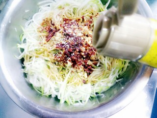 20、凉拌萝卜丝,香油少许