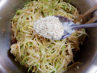 21、凉拌萝卜丝,芝麻少许