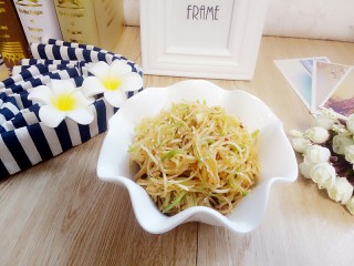 22、凉拌萝卜丝,拌好后装盘,一道美味的开胃菜