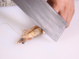 2、粗粮金汤明虾粥,首先处理明虾,先去虾头,留下虾尾进行处理。