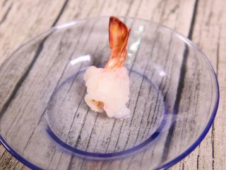 9、粗粮金汤明虾粥,煮熟的明虾尾,肉质鲜美,边缘部分几乎透明,这就是美食的魅力。