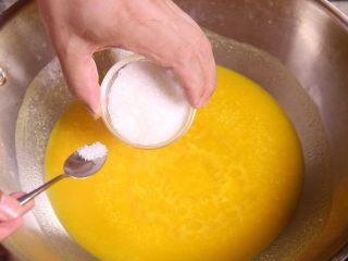 14、粗粮金汤明虾粥,少量的味精,因为虾比较鲜。