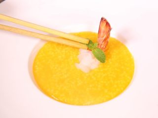 19、粗粮金汤明虾粥,最后加上薄荷叶,金黄的汤汁中,浮现鲜美的虾肉,在加上一丝绿色点缀,美味无比。