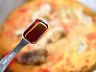 11、番茄黑鱼片,这个时候加入料酒去味提鲜。