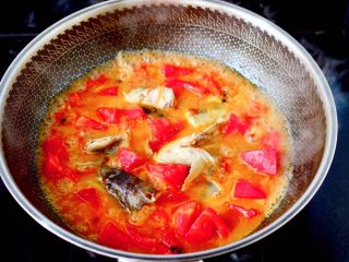 13、番茄黑鱼片,加入剩下的一半番茄块。