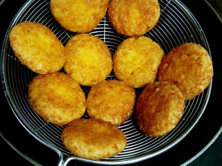 11、脆皮南瓜饼,两面金黄色，南瓜饼有点微鼓时捞出控油