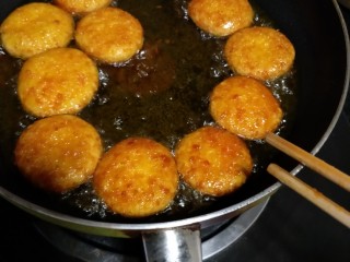 10、脆皮南瓜饼,待一面微黄翻面炸一会儿再传中大火炸