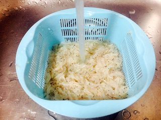 2、厨房挑战 荤菜 绿豆芽炒鲜虾皮（雪虾）,小虾皮用水冲净，沥干水分。