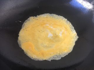 5、厨房挑战 荤菜 绿豆芽炒鲜虾皮（雪虾）,锅热后放少许油，放入鸡蛋液，煎成鸡蛋饼。