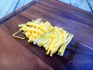 6、厨房挑战 荤菜 绿豆芽炒鲜虾皮（雪虾）,把鸡蛋饼切成丝。