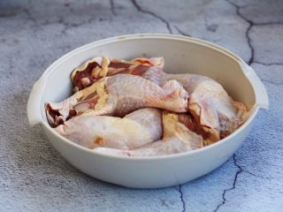 1、啤酒烧鸡腿,准备食材。