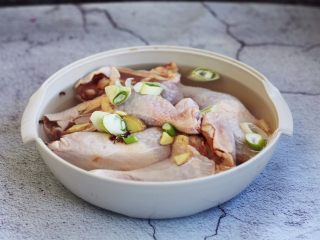 2、啤酒烧鸡腿,放入清水、葱姜、料酒浸泡30分钟，去除血水，再清洗干净，沥干水分备用。