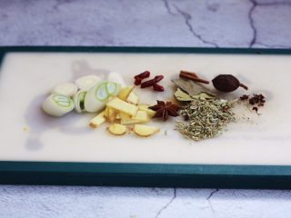 3、啤酒烧鸡腿,准备佐料。