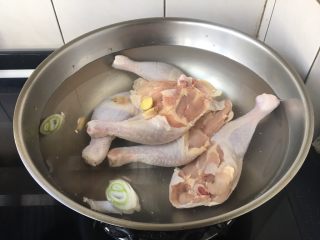 4、啤酒烧鸡腿,锅里放大量的清水、2片将、2段葱、2勺料酒焯水。