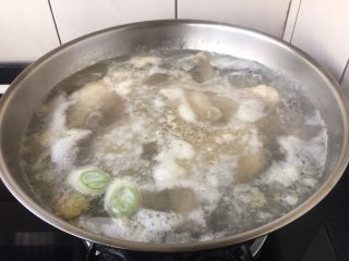 5、啤酒烧鸡腿,水开后，撇去浮末，捞出鸡腿，用温水清洗干净备用。