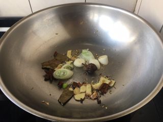 6、啤酒烧鸡腿,热锅凉油，小火将佐料炒香。