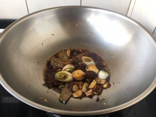 7、啤酒烧鸡腿,小火倒入生抽、酱油，蚝油炒出香味。