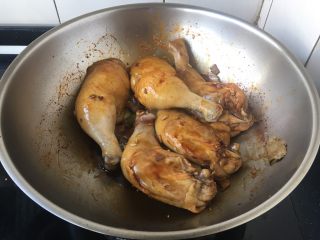 8、啤酒烧鸡腿,放入鸡腿，翻炒至上色。