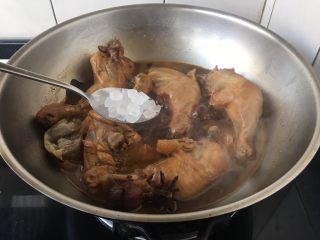 11、啤酒烧鸡腿,放入2勺的冰糖。