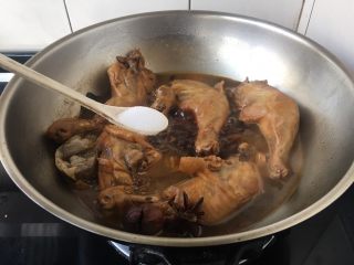 12、啤酒烧鸡腿,放入2小勺的盐。