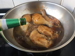 9、啤酒烧鸡腿,注入1瓶的啤酒。