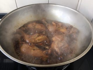 10、啤酒烧鸡腿,大火煮开，小火炖30分钟。