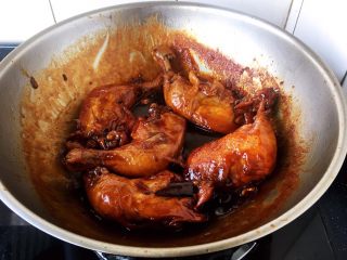 13、啤酒烧鸡腿,大火收汁，收汁汁红芡亮。