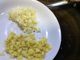 12、蚂蚁肉沫焗香辣花菜,放入老姜大蒜未一起炒