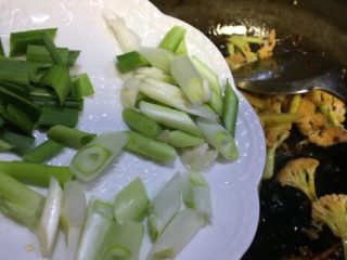 19、蚂蚁肉沫焗香辣花菜,放入大葱和蒜苗