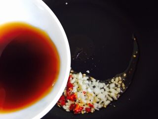 13、蚝油生菜,倒入碗汁烧开