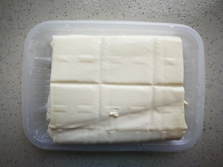 1、海带豆腐汤,豆腐一块冲洗一下