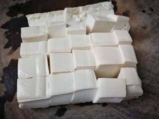 2、海带豆腐汤,切成小块