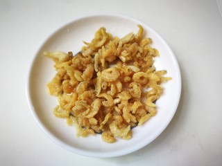 7、海带豆腐汤,海米冲洗沥掉水