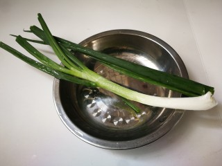 8、海带豆腐汤,葱洗净