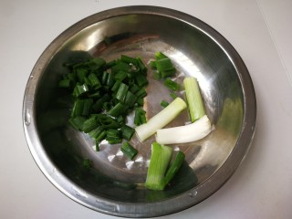 9、海带豆腐汤,切成葱段和葱花