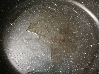 12、海带豆腐汤,锅中放入一勺茶油