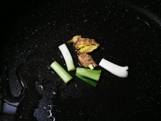 14、海带豆腐汤,放入葱白煎出香味