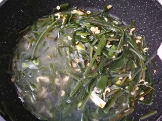 18、海带豆腐汤,放入淹没海带的水烧开