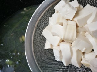 19、海带豆腐汤,放入豆腐烧开转小火