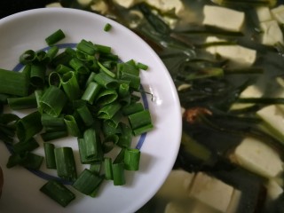 21、海带豆腐汤,撒入葱花出锅