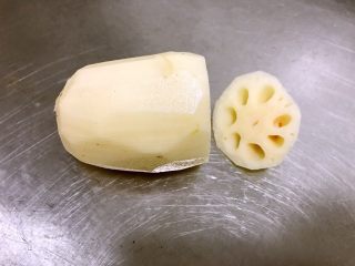 3、桂花藕，秋季平民的滋补佳品,藕去皮，顶端切下一到二厘米左右。