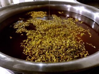 8、桂花藕，秋季平民的滋补佳品,水中放入藕，加入两把桂花，大火烧开小火煮。