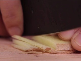 3、吃出好身材，三文鱼沙拉晚餐,生姜洗净切丝