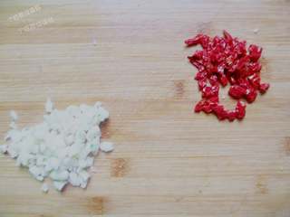 5、蚂蚁上树,蒜切末,红辣椒切碎备用