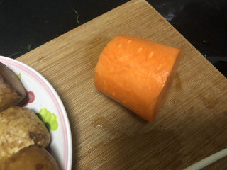 3、青椒炒素鸡,胡萝卜削皮洗净