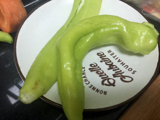 4、青椒炒素鸡,青椒去蒂去籽洗净